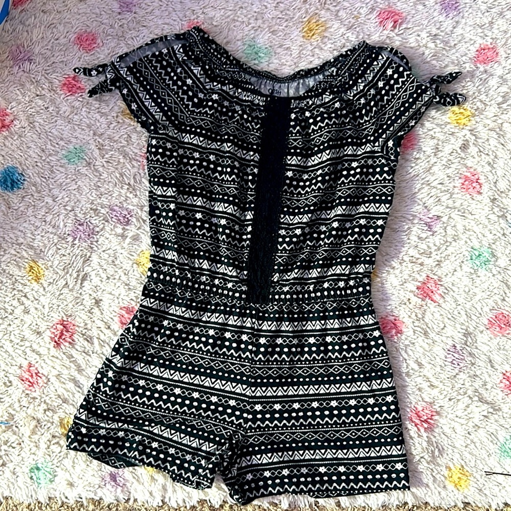 Black and white jumper in very good condition  never worn
